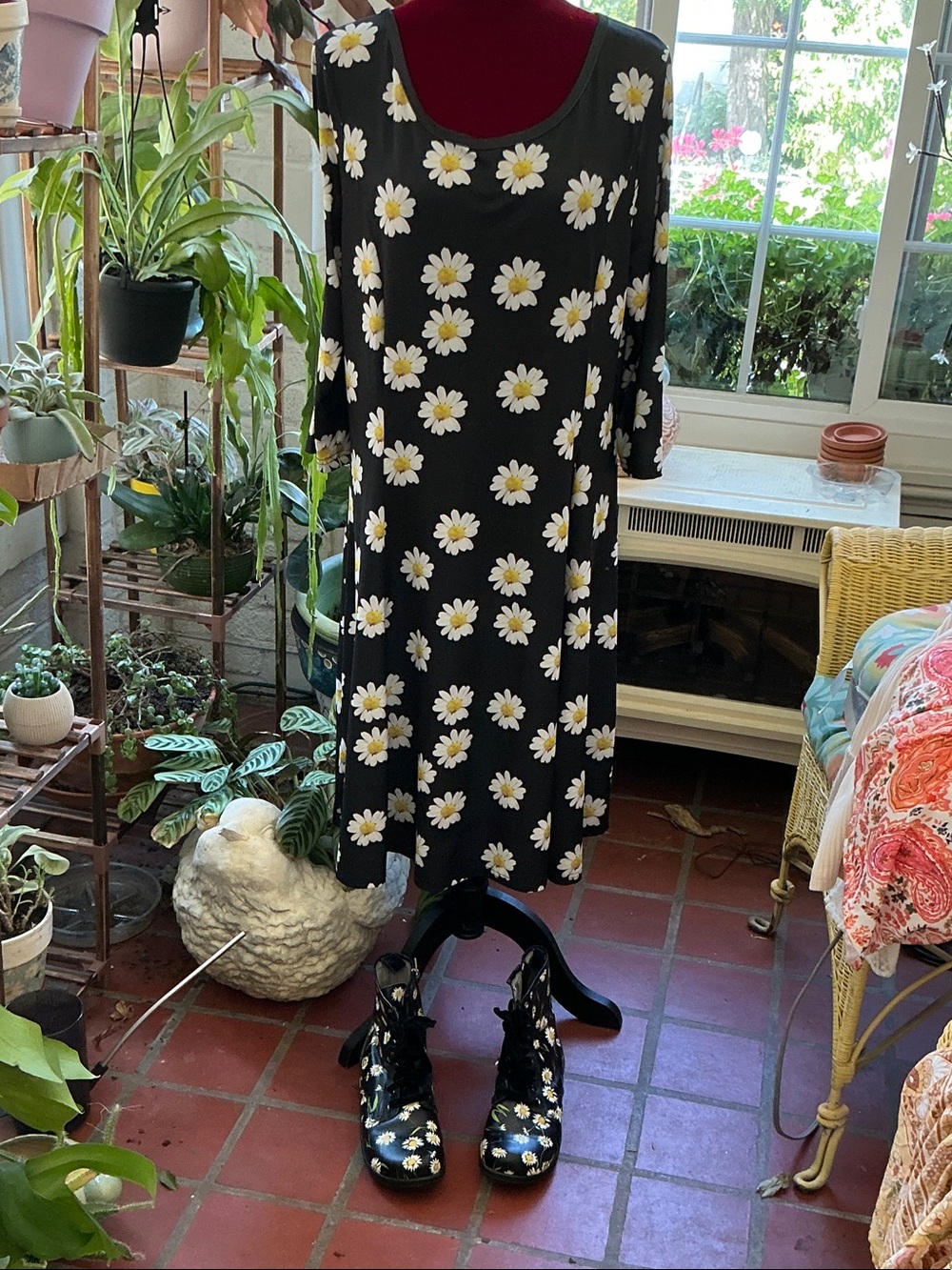 Black Daisy dress by Lily. Size XL. Print Scoop Neck Midi Dress